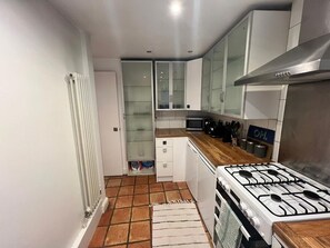 Fridge, microwave, oven, stovetop - Cozy private 1-bedroom apartment in Hoxton (Greater London)