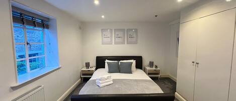 1 多间卧室、熨斗/熨衣板、上网接入、床单