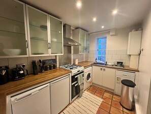 Fridge, microwave, oven, stovetop - Cozy private 1-bedroom apartment in Hoxton (Greater London)