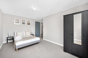 4 bedrooms, iron/ironing board, Internet, bed sheets