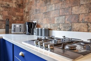 Kühlschrank, Mikrowelle, Herdplatte, Toaster