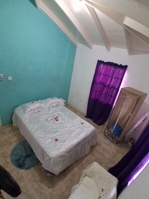 1 bedroom, iron/ironing board, WiFi, bed sheets - A Breezy hideaway, 10 mins from the largest town and beach. (Bridgetown)
