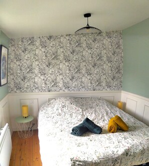 1 bedroom, desk, free WiFi, bed sheets - 8-minute walk from CAEN train station (Caen)