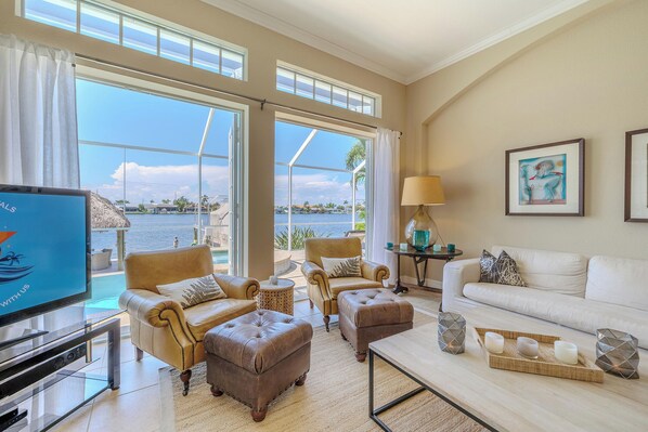 Smart TV, books - Sleeps 10 - Hot tub and Pool - Eight Lakes view! Prime Location! (Cape Coral)