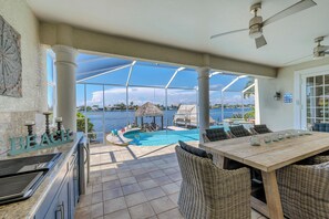 A heated pool - Sleeps 10 - Hot tub and Pool - Eight Lakes view! Prime Location! (Cape Coral)