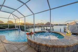 A heated pool - Sleeps 10 - Hot tub and Pool - Eight Lakes view! Prime Location! (Cape Coral)