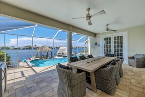 Outdoor dining - Sleeps 10 - Hot tub and Pool - Eight Lakes view! Prime Location! (Cape Coral)