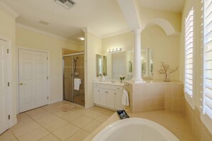 Shower, hair dryer, bidet, towels - Sleeps 10 - Hot tub and Pool - Eight Lakes view! Prime Location! (Cape Coral)