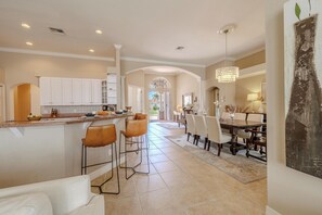Dining - Sleeps 10 - Hot tub and Pool - Eight Lakes view! Prime Location! (Cape Coral)