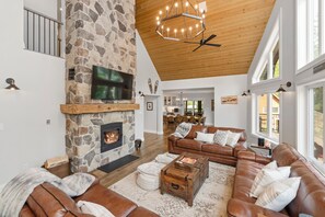 TV connectée, cheminée, jeux vidéo, table de tennis de table