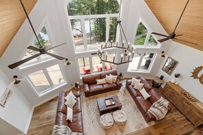 TV connectée, cheminée, jeux vidéo, table de tennis de table