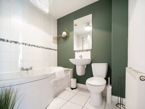 مجففات شعر، مناشف، صابون، ورق حمّام