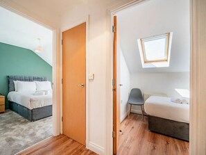 2 habitaciones, tabla de planchar con plancha, wifi y ropa de cama 