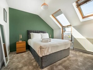 2 عدّة غرف نوم ومكواة/لوح كي وواي فاي وملاءات أسرّة