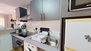 ثلاجة، ميكروويف، فرن، غسالة أطباق