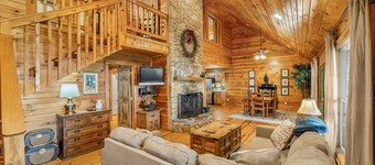 Sunset ROCKS-sleeps 8 with brow view, hot tub, & fire pit