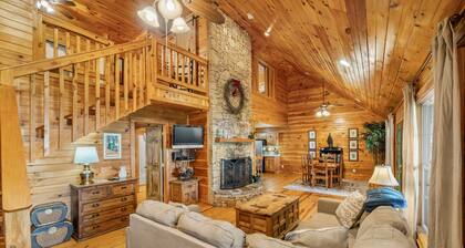 Sunset ROCKS-sleeps 8 with brow view, hot tub, & fire pit