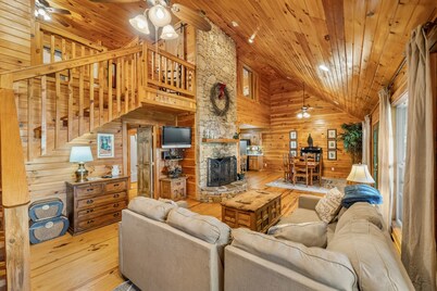 Sunset ROCKS-sleeps 8 with brow view, hot tub, & fire pit
