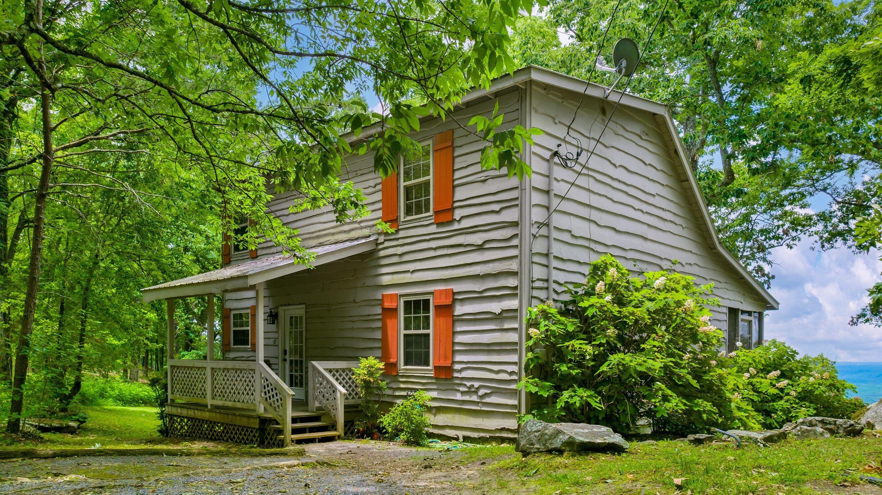 Sunset ROCKS-sleeps 8 with brow view, hot tub, & fire pit