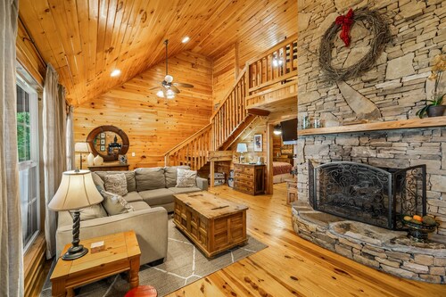 Sunset ROCKS-sleeps 8 with brow view, hot tub, & fire pit