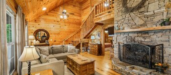 Sunset ROCKS-sleeps 8 with brow view, hot tub, & fire pit