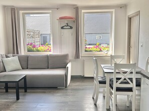 Apartamento, 1 habitación, vistas al patio | Cocina básica privada | Frigorífico, microondas, placa de cocina y utensilios de cocina