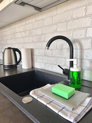 Apartment, 2 Bedrooms, Garden View | Private kitchenette | Fridge, microwave, stovetop, cookware/dishes/utensils - Apartamenty Golf Dyndeby (Nexø)
