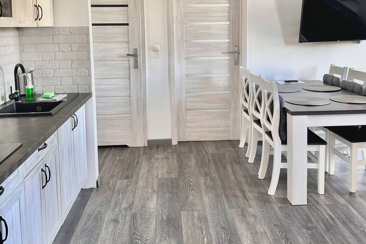 Appartement, 2 slaapkamers, uitzicht op tuin | Privékitchenette | Een koelkast, een magnetron, een kookplaat, kookgerei, borden en bestek