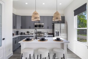 Kjøleskap, mikrobølgeovn, ovn og kokeplater