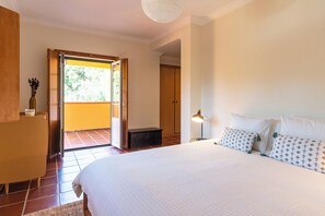 4 quartos, ferros/tábuas de passar roupa, berço de viagem, Wi-Fi