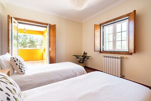 4 dormitorios, tabla de planchar con plancha, cuna de viaje y wifi