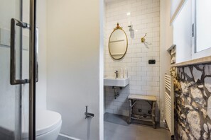 apartman | Fürdőszoba | Zuhanyzó, esőzuhany, hajszárító és törölközők