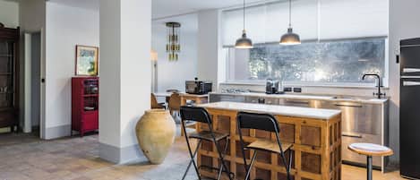 Appartamento | Cucina privata | Frigorifero con congelatore, microonde, forno, piano cottura