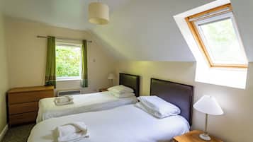 4 bedrooms, iron/ironing board, free WiFi, bed sheets