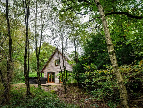 Denstone; woodland lodge for 8 with hot tub, log burner, BBQ, near Alton Towers.