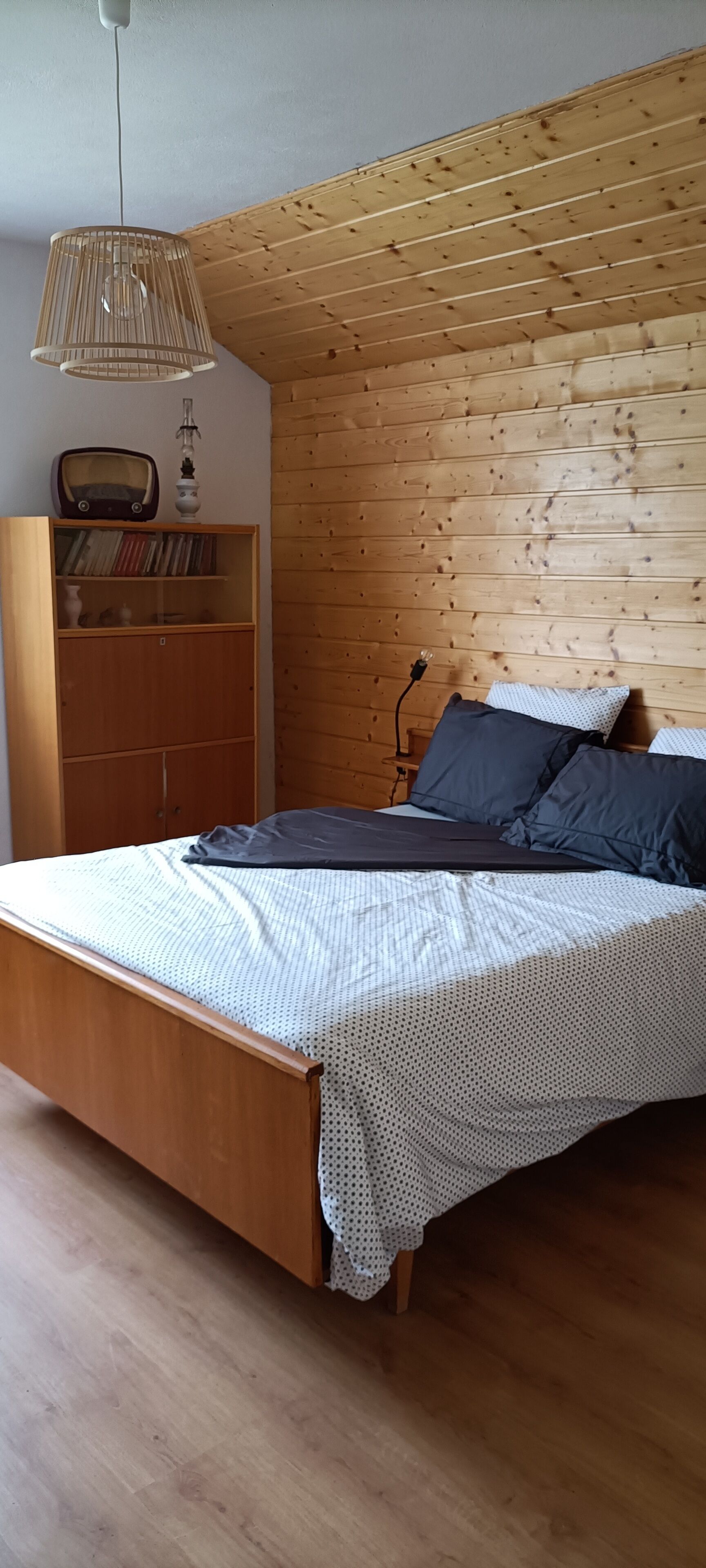 2 bedrooms, iron/ironing board, bed sheets