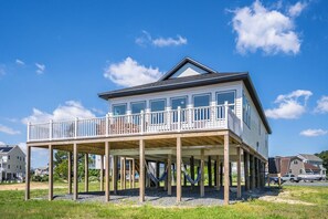 Exterior - Pier Pressure - Beautiful Canalfront in Captain's Cove! (Greenbackville)