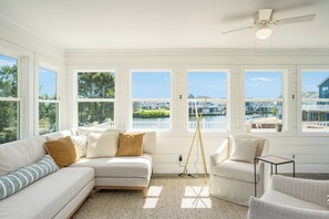 Smart TV - Pier Pressure - Beautiful Canalfront in Captain's Cove! (Greenbackville)