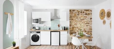 Een koelkast, een magnetron, een oven, een kookplaat