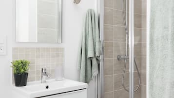 Een douche, milieuvriendelijk toiletgerief, een haardroger, handdoeken