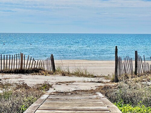 Beachfront, Hot Tub, Pet Friendly 5 BR, Community Pool