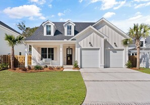 Exterior - Executive  style home with 4 bedrooms and 3.5 baths. (Saint Simons Island)