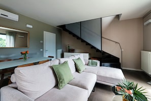 Apartment | Living area | 30-inch TV with digital channels - Lake's Dream (Tremezzina)
