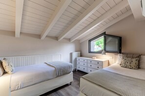 Apartment | Premium bedding, down comforters, iron/ironing board, WiFi (free)