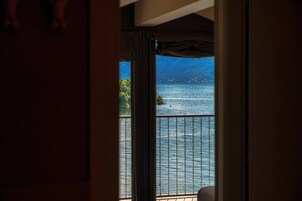 Apartment | Premium bedding, down comforters, iron/ironing board, free WiFi