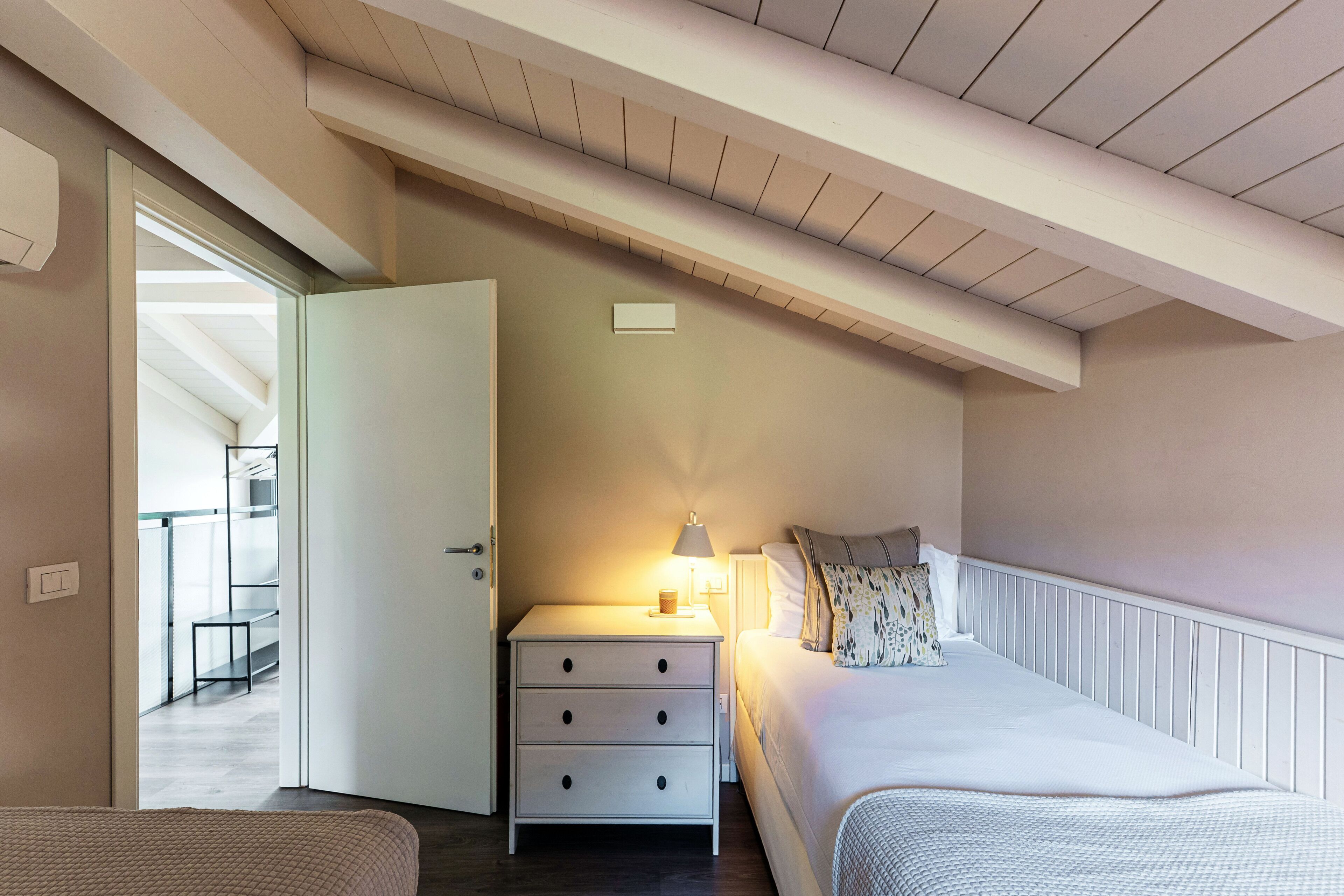 Apartment | Premium bedding, down comforters, iron/ironing board, WiFi (free)