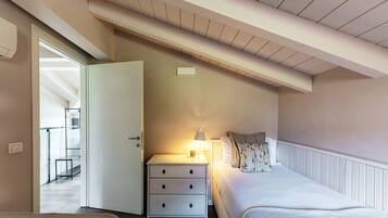 Apartment | Premium bedding, down comforters, iron/ironing board, WiFi (free)