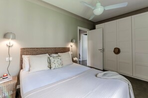 A bedroom with a bed, nightstands, a ceiling fan, and a wardrobe. - Lake's Dream (Tremezzina)
