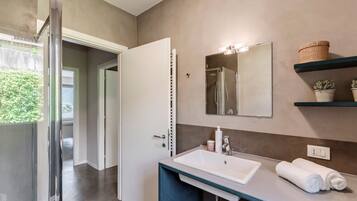 Apartemen | Kamar mandi | Shower, perlengkapan mandi gratis, pengering rambut, dan kloset