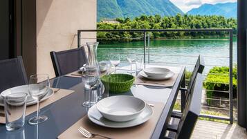 Apartment | Hochwertige Bettwaren, Daunenbettdecken, Bügeleisen/Bügelbrett